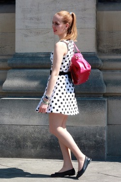 flatsfan:  Polka dot dress and pink bag