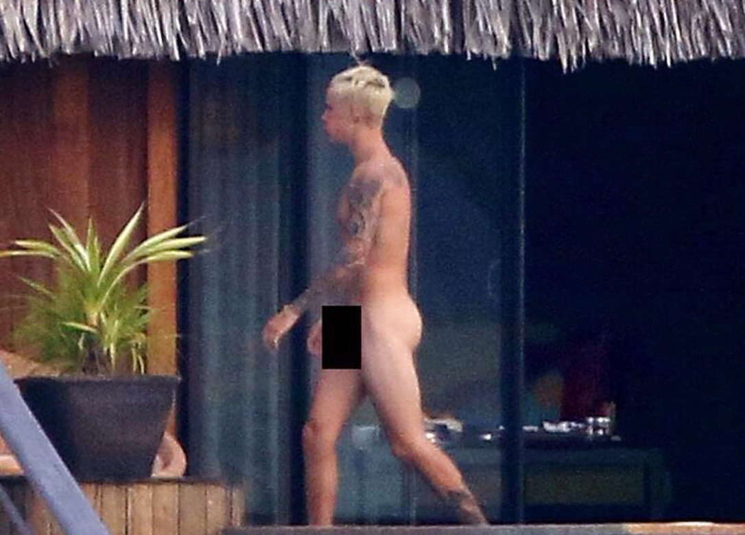 alekzmx:  Justin Bieber caught naked… but this time like for real, totally naked!