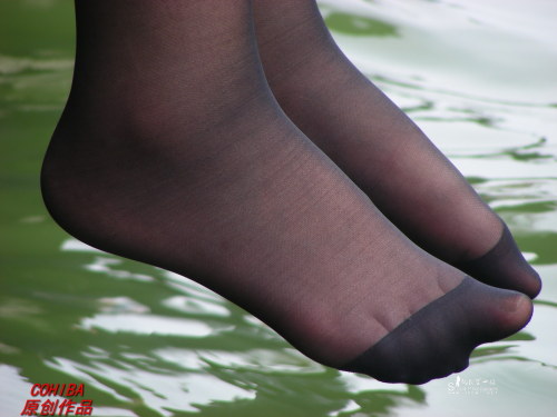 http://tights-details.tumblr.com/post/97830847018