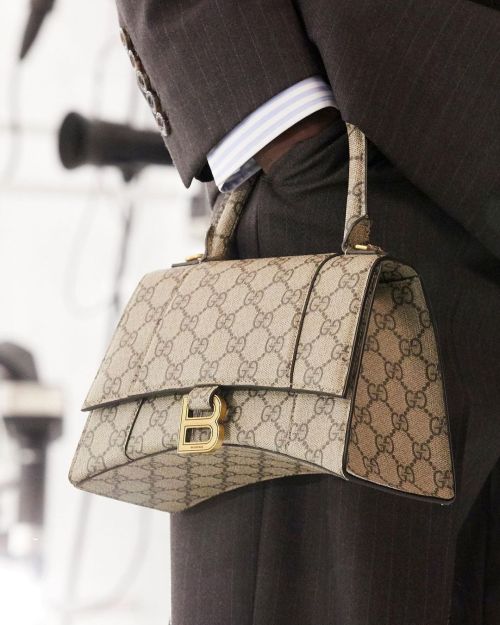 Trendy Bag for FW21: Vintage logo pattern bag.Celine, Gucci, Loewe, Tory Burch, Coach, Louis Vuitton