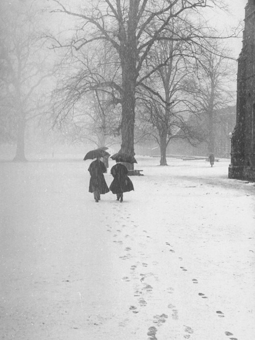 undr:Cornell CapaSnow Falling While People Take a Stroll Across Campus of Winchester College