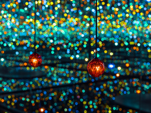 urhajos:  Infinity mirrored room by Yayoi Kusama 