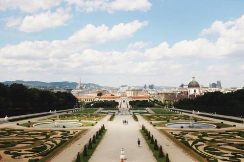 thecoppersun:  In a fantasy land at Belvedere Palace. 🌳🌷 #thepennyperspective #vienna (at Belvedere Palace) 
