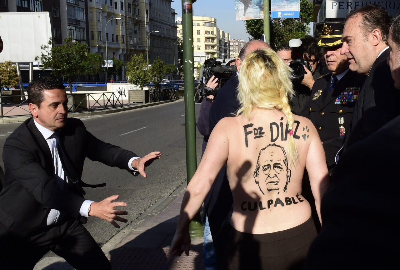 FEMENLa Policía ha detenido a una activista de Femen que ha protestado hoy ante el ministro del Interior, Jorge Fernández Díaz, por la aprobación de la Ley de Seguridad Ciudadana, acercándose a él con el torso desnudo, en el que llevaba escrito...
