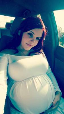 belliusmaximus: scoot1172: 8 ½ months  Curves all over up top.  Love the maternity shirt too. 