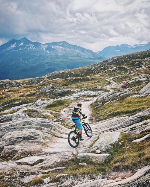 mtbswitzerland: Ein Trail wie aus dem Bilderbuch!  #mtbswitzerland via @meqfisher ・・・ My type of flo