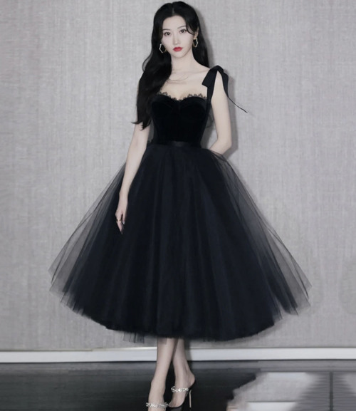 promdress-lovedress: (via Home from Little Cute) Black tulle short prom dress