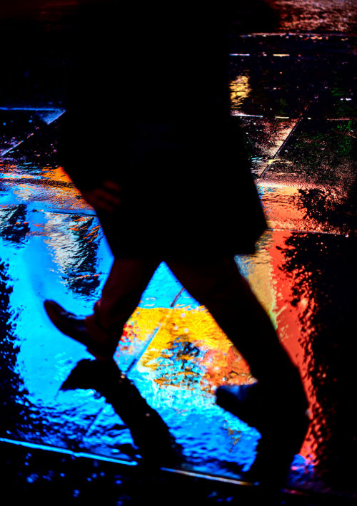 archatlas:  Rainy Nights in NYC The city that never sleeps also does not stop because of a little rain and its captured in all its vibrancy by Bernhard Hartmann. 
