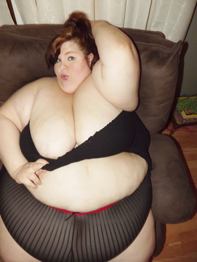 ssbbwvictoria:  This is SSBBW Victoria, an amazing  extra large girl with huge belly,