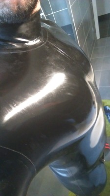 guyn2latex:  divo7ii:  crazycuir:  Me in shiny rubber  So yummy  Wow this is great.