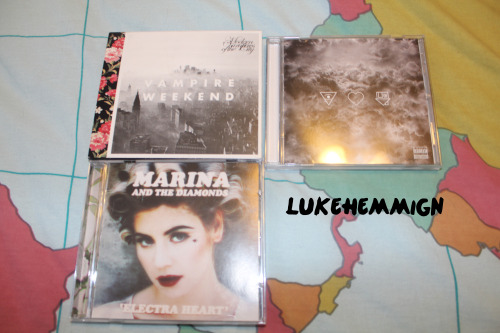 lukehemmign:Lukehemmign (Alex) ‘s MASSIVE BAND HOLIDAY GIVEAWAYHiiii x As you know it’s the holidays