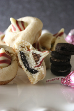 gastrogirl:  oreo-stuffed white chocolate