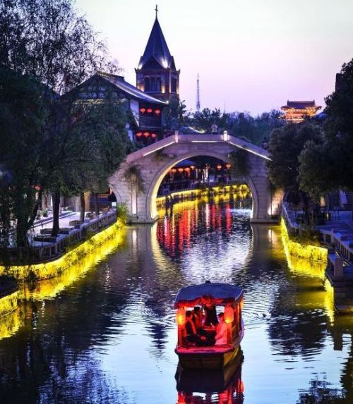 Night view in the ancient town of Tai’erzhuang / China (by Gao Qimin).  