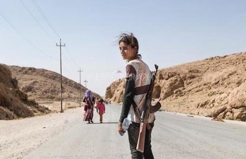 maxineanwaar:A 14-year old Yazidi girl carrying an assault rifle to protect her family from IS, form