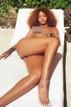 celebrityhunnies:  badgalriri