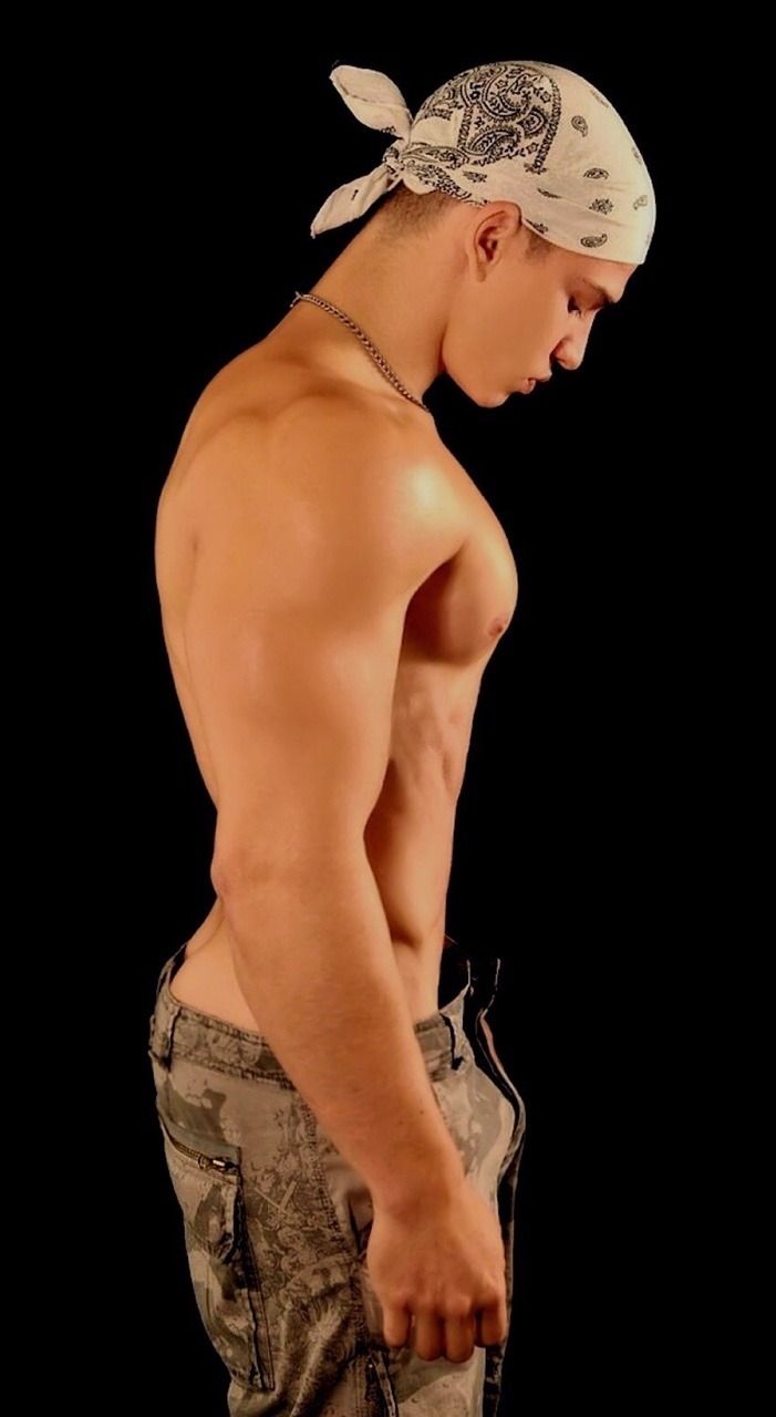billionairesociety:  muscleorlando: Proper posture when meeting an alpha daddy. Now,