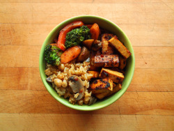 garden-of-vegan:  stir-fried broccoli, carrots, red and green bell pepper, mushrooms, and pressed tofu with steamed garlic mushroom brown rice and chickpeas