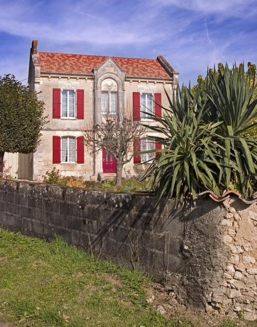 (via A fine house in Sainte-Radegonde, a photo from Poitou-Charentes, West | TrekEarth)Sainte-Radego