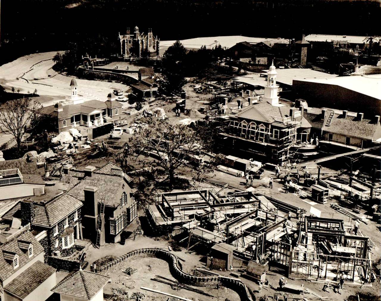 gameraboy:  Construction of Disney World’s Liberty Square. Via Imagineering Disney.