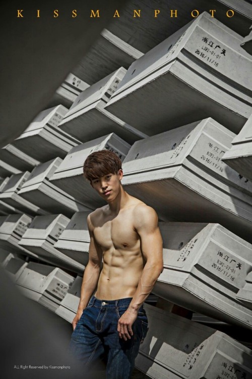kissmanphoto123:水泥森林中的男孩