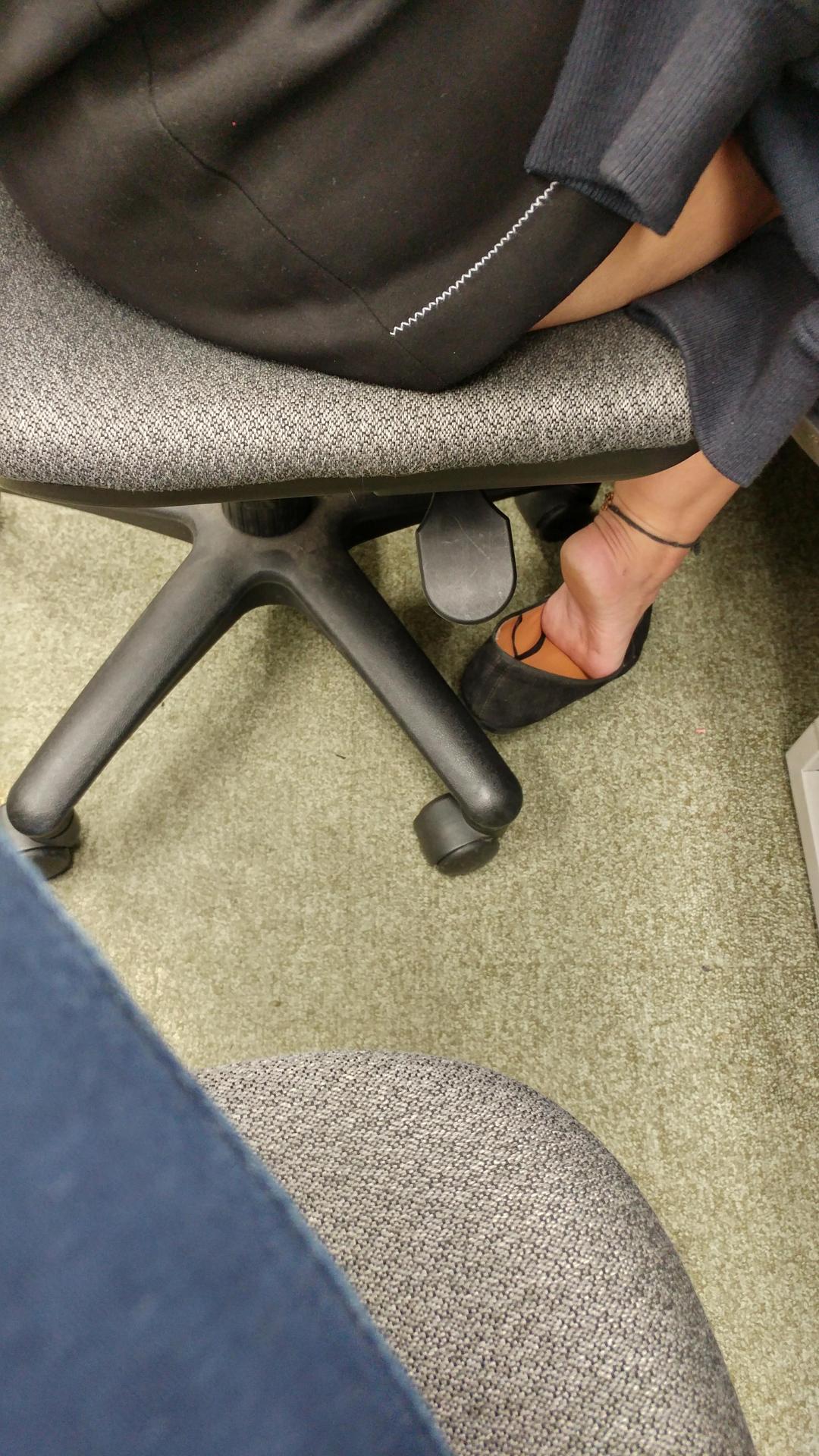 sexy-bare-feet:  Girlfriend teasing me her feet in her office http://ift.tt/2jRljD3