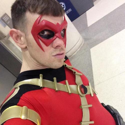 gaycomicgeek:  totallygaytotallycool:  Scruffy Robin badass.  GayComicGeek pic from MegaCon!!!! Sweet!
