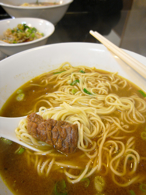 everybody-loves-to-eat:  Beef Noodle Soup @ 史記正宗牛肉麵 by yusheng on Flickr.