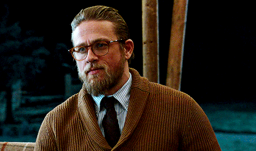 clayymarek:current sexuality: Charlie Hunnam in that mustard colored cardigan in The Gentlemen.