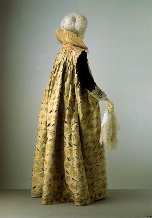 Woman&rsquo;s gown and cape, 1610-15