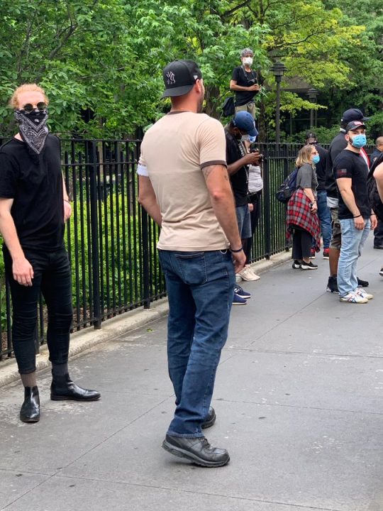 terryfuck: terryfuck:  i’m counting at least four dead giveaways and another obvious cop  visible vest under his shirt handcuffs in back pocket hideous shoes that literally only cops wear thin blue line wristband backwards yankees cap armband on his