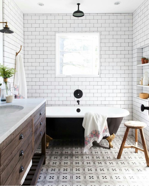 oldfarmhouse:FH Bathroom|Accenture with Subway Tile(Via #beckyowens@ig)