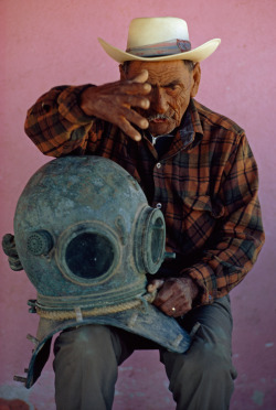 natgeofound:  An old pearl diver in La Paz, Mexico, reminisces about an encounter with a shark, 1972.Photograph by Michael E. Long, National Geographic