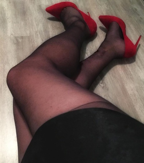 crossdress999 - Lilly in a black skirt, black pantyhose and red...