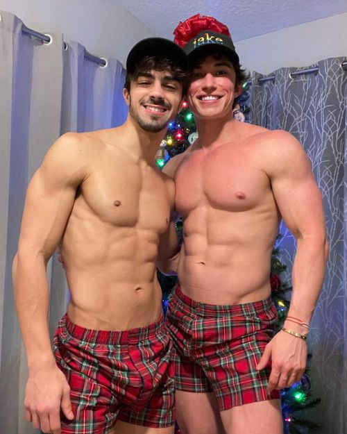 hotwebdudes: never a day off from posting thirst traps