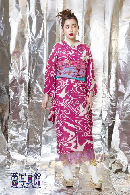 Modern kimono styling seen on TsubomiPhoto, featuring a bright antique kimono with tobiuo (flying fi