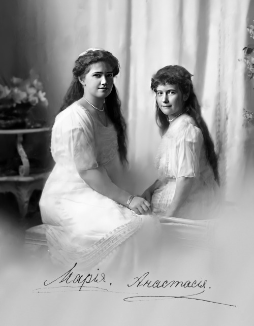 delicateflowers-of-the-past:Grand Duchesses Maria and Anastasia Nikolaevnaof Russia, photographe