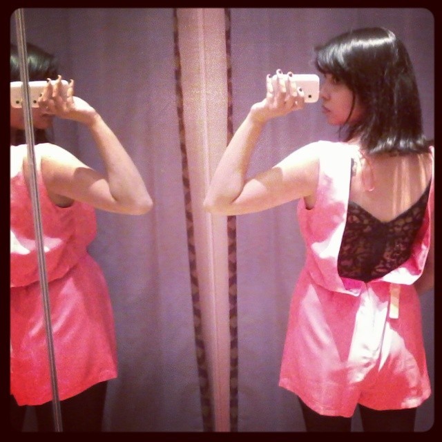 alegriosa:  Gracias Yogaâ€¦ #dress #changingroom #topshop