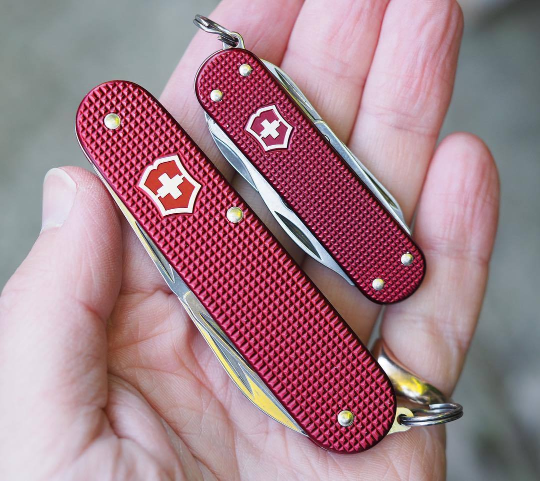 My two favourite SAK sizes. Perfection and mini perfection. #victorinox #victorinoxswissarmy #victorinoxalox #alox #aloxaholic #aloxpox #swissarmyknife #everydaycarry #sak #sakaddict #sakallday #edc #edccommunity #knifecommunity #edcig #edcuk...