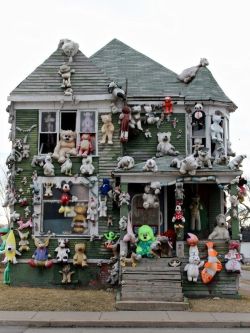 mollysoda:  hugslovesanddrugs:  Chick in the Mitt | Abandoned house | Heidelberg Project  RIP :(