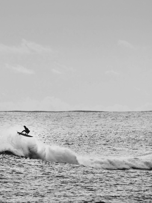 surf4living: Shadow in the air. Noa Deane.Ph: Surfing Magazine