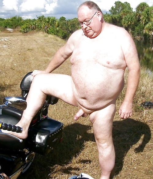 gutsnohio:grosbebe:❤️❤️WELL HUNG CHUBBY DADDY BIKERLove it when chubby guys have nude outdoor fun.