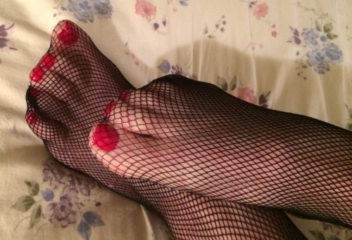 fallennaughtygirl:  Me - nets and red toes