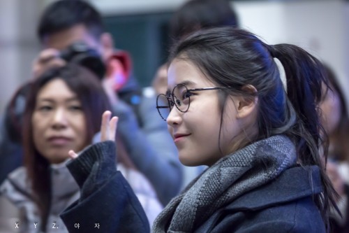 iumushimushi:  141204 IU Returning from 2014 MAMA cr: XYZ 
