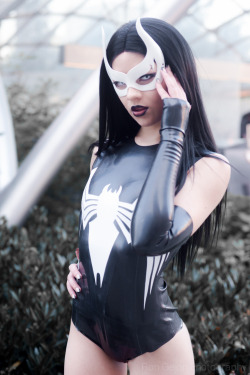 secretkitten:  Happy Halloween   (◣∀◢)ψ  Happy to show more photos of my spoopy sexy Venom Cosplay!Latex by: Adala ClothingPhoto by: Ron Gejon Photography 