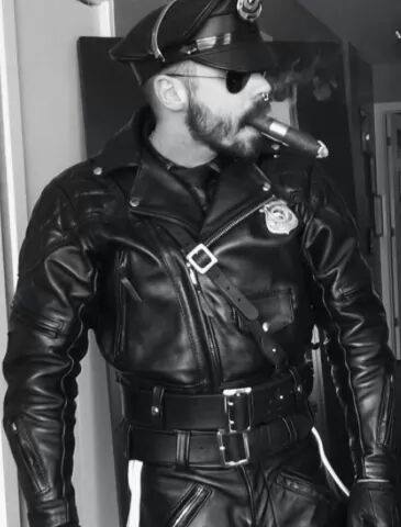 hotcigarmenblog:      “HOT CIGAR MAN OF THE DAY!” Follow Click Here: FOLLOW or Go Here to Find Cigar Men Near You: CIGAR MEN     