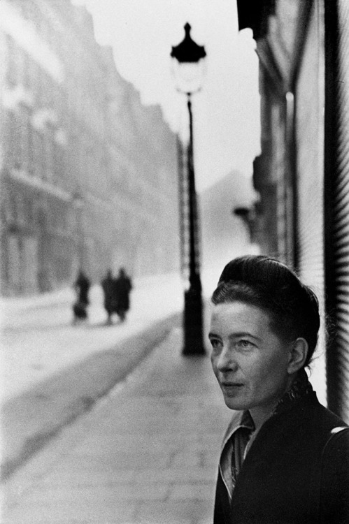 undr: Henri Cartier-Bresson. Simone de Beauvoir, Paris, 1947