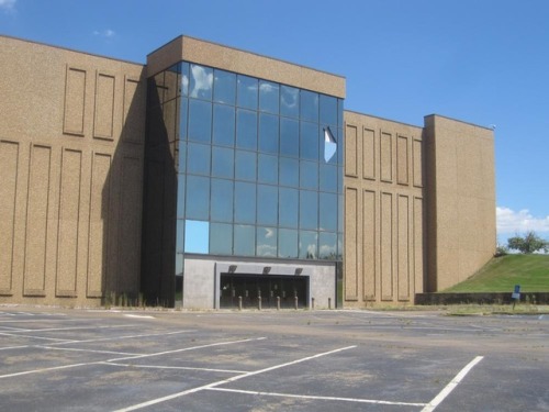 dead-malls:Metrocenter Mall exterior. Jackson, MS.