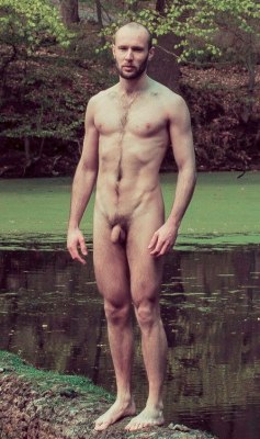 alanh-me:    53k+ follow all things gay, naturist and “eye catching”  