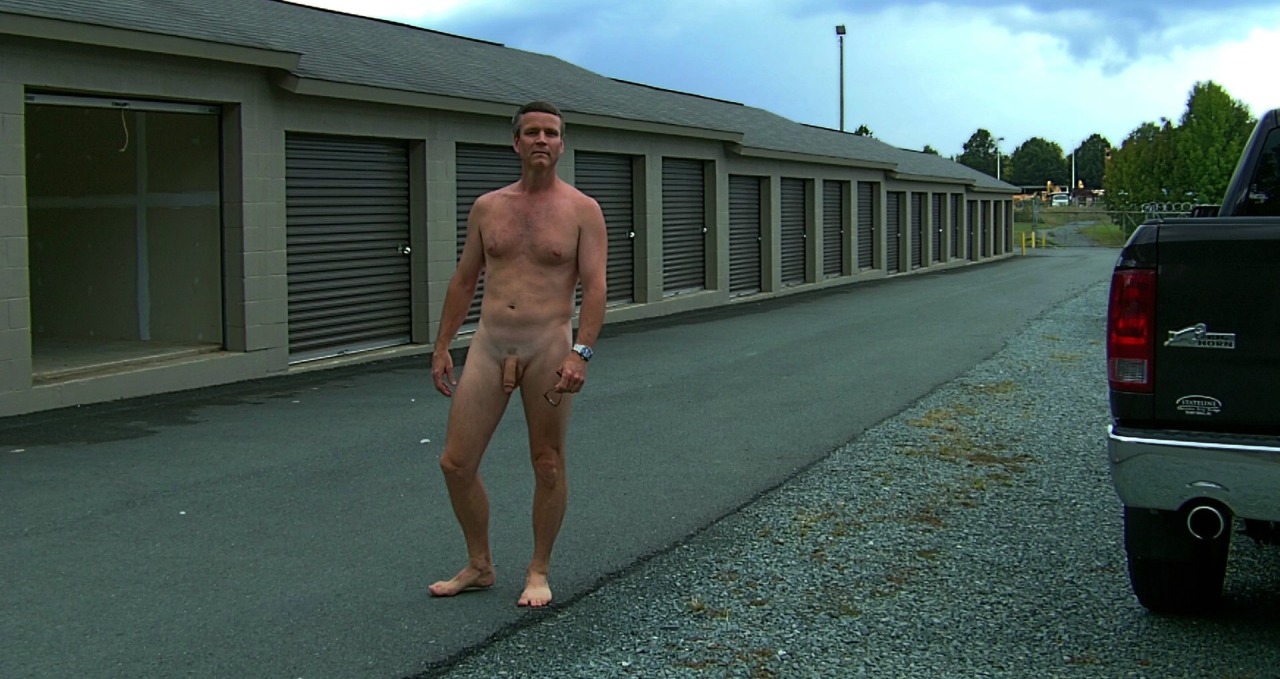 dekanuk:  dekaNuk’s archive of naked exhibitionist men 