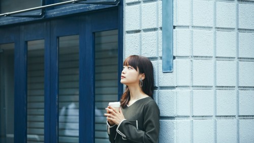 sakamichi-steps: 女優・深川麻衣「優しくてよく笑う男性と、紅葉デートに出かけたい」